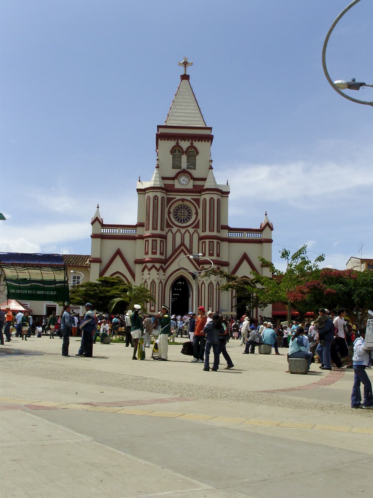Parque principal e iglesia de Urrao, Antioquia