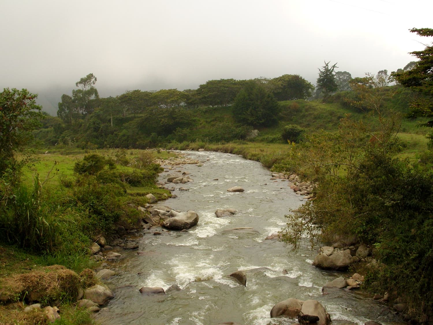 Río Penderisco entre niebla y montaña en Urrao
