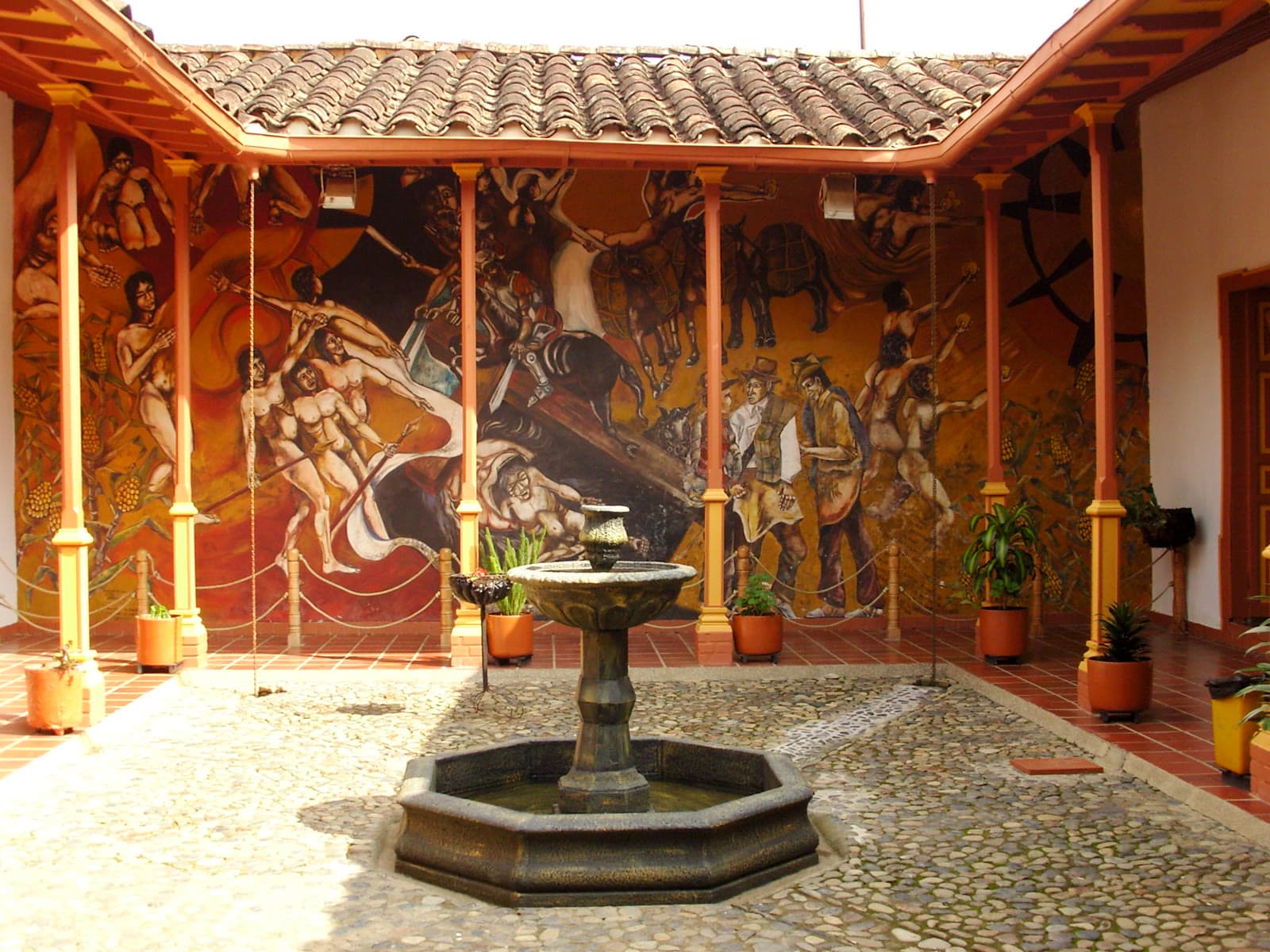 Casa de la Cultura de Urrao, patio con mural y pila